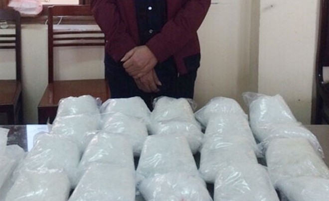 Nổ súng vây bắt 3 người vận chuyển gần 20 kg ma túy đá Gần 20 kg ma túy tang vật được Khánh chở trên xe