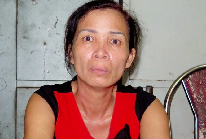 Bắt cóc con riêng của nhân tình dọa cùng chết Hoàng Thị Thu, người đàn bà bị cáo buộc đã bắt cóc con riêng của nhân tình dọa cùng chết tại cơ quan công an. Ảnh: Công an Nhân dân