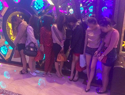 30 cảnh sát bao vây tiệc ma túy của 18 'thiếu gia, tiểu thư' 7 cô gái trong tiệc ma túy