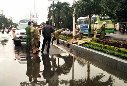Thi thể 2 thanh niên trước cổng trường đại học Cảnh sát phong toả, khám nghiệm hiện trường