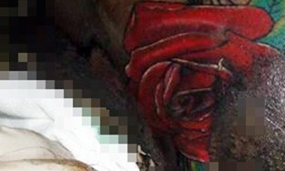 Truy tìm tung tích cô gái có hình xăm hoa hồng bị cắt cổ Hình xăm hoa hồng trên vai nạn nhân. Ảnh: Công an cung cấp