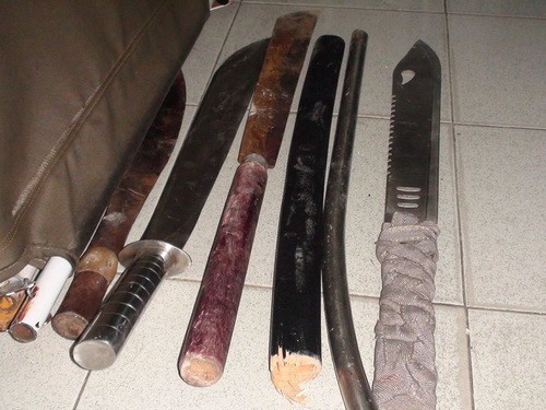 Nhiều thanh niên bị chém gục trên phố trong cuộc hỗn chiến Dao lê, mã tấu được cảnh sát thu giữ khi các nhóm vứt lại hiện trường
