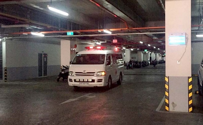 Đôi nam nữ chết với nhiều vết dao tại chung cư ở quận 7 Thi thể 2 nạn nhân được đưa khỏi hiện trường