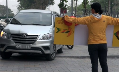 Tài xế ôtô đi trên vỉa hè Hà Nội bị phạt nguội và tước bằng 2 tháng Tài xế ôtô đi lên vỉa hè bị cảnh sát giao thông xử phạt nguội