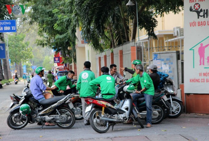 Bắt 3 xe ôm nghi đâm gục tài xế Grabbike trên phố Nhiều vụ tài xế Grabbike bị tấn công nên họ thường hỗ trợ nhau để hành nghề. Ảnh minh họa