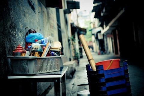 Quận Hoàn Kiếm sắp xếp nơi bán hàng cho hộ nghèo vào ngõ, ngách Nhiều hộ kinh doanh ở quận Hoàn Kiếm gặp khó khăn khi chính quyền lập lại trật tự đô thị. Ảnh chỉ mang tính minh hoạ