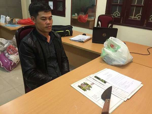 Phẫn nộ với lời biện minh của kẻ hiếp dâm cô gái tại nhà trọ Đối tượng Quang cùng con dao dùng để đe dọa nạn nhân