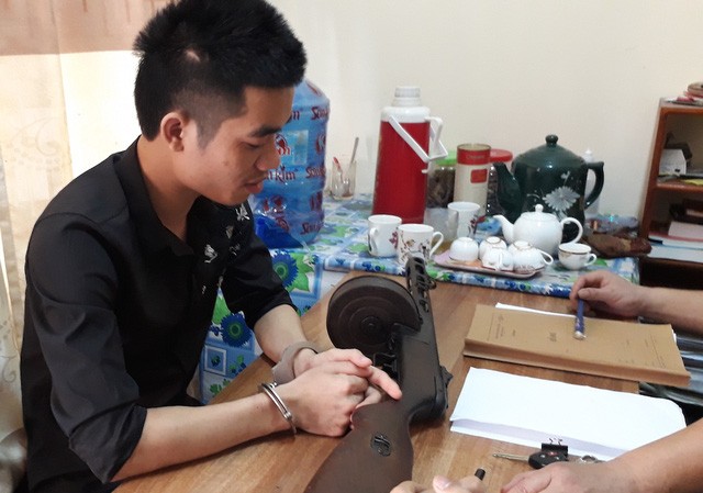 Vác súng tiểu liên K50 vào bệnh viện nã đạn Đối tượng Hưng tại cơ quan điều tra