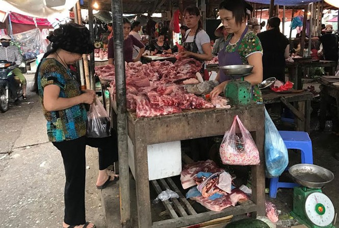 Bí ẩn khu chợ ở Hà Nội hai đầu hai mức giá khác nhau Cùng tại chợ Đại Từ, nửa chợ trên bán thịt lợn với giá từ 55.000-70.000 đồng/kg tùy loại