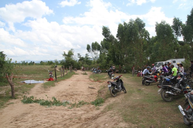 Thầy giáo tiểu học bị điều tra tội giết người Nhiều người dân hiếu kỳ đến xem hiện trường vụ án