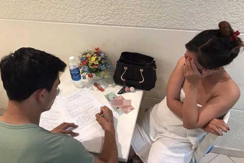 Phá cửa spa ở Sài Gòn, cảnh sát phát hiện nhiều người bán dâm Các nhân viên khai việc bán dâm