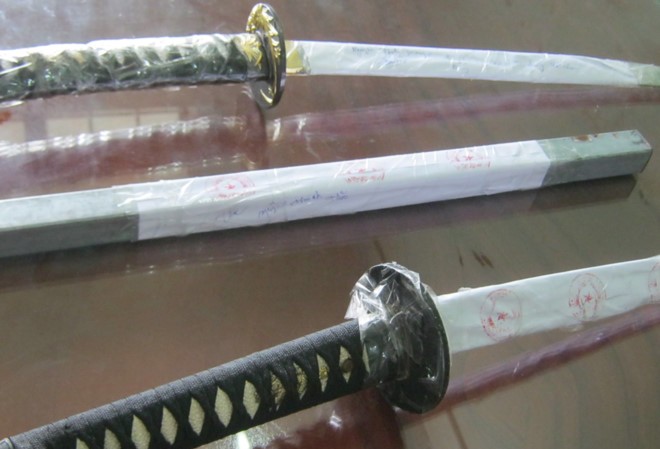 Ba côn đồ lao vào cửa hàng chém nhân viên vỡ sọ não Hung khí 2 băng nhóm mang đi để chém nhau