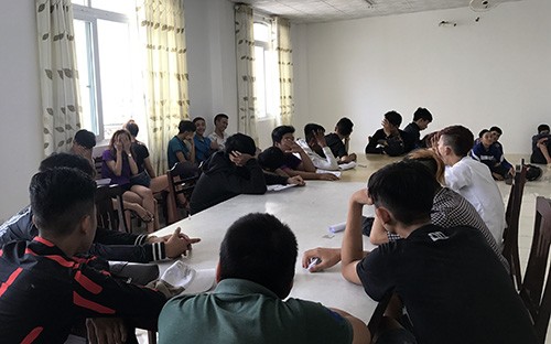 Hơn 65 quái xế miền Tây bị trấn áp khi 'bão đêm' Các "quái xế" bị tạm giữ tại Công an Cần Thơ