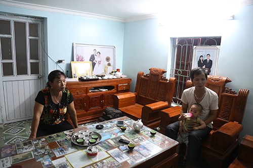 Cuộc sống của ông Chấn sau khi nhận hơn 7 tỷ đền bù Vợ chồng ông Chấn trong ngôi nhà mới khang trang