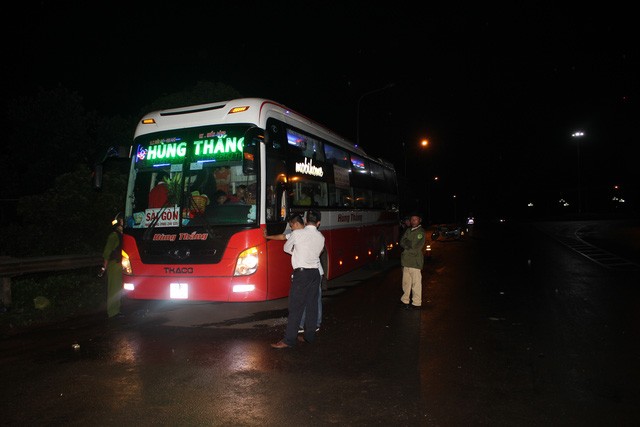 Côn đồ chặn xe khách, chém 2 người trọng thương Chiếc xe khách bị nhóm thanh niên chặn