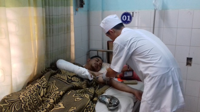 Công an bị nhóm côn đồ chém liên tiếp vào người Hiện sức khỏe anh Tứ đã dần ổn định
