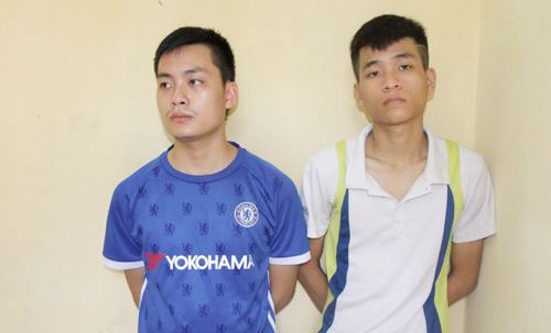 Bịt mặt, vác súng K54 đến nhà đối thủ thị uy Hai nghi can Sơn và Tùng tại cơ quan điều tra