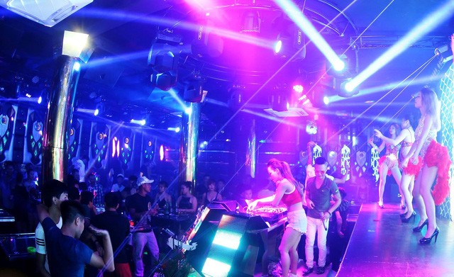 Đột kích quán bar, bắt hàng trăm dân chơi đang thác loạn Quán bar này hút khách vì thường xuyên mời DJ về phục vụ