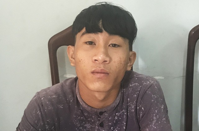 Nam thanh niên tử vong sau khi bị hơn 10 người truy sát Nghi can Nguyễn Văn Tín ra đầu thú tại PC45 - Công an tỉnh Khánh Hòa