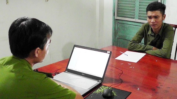 Bị đánh đau, nam thanh niên rút dao đâm chết em trai Nghi phạm tại cơ quan điều tra. Ảnh Công an cung cấp