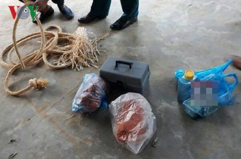 Tin mới vụ mẹ ép con treo cổ, uống thuốc diệt cỏ Các vật dụng chị L. dùng để tra khảo hai con trai ruột của mình