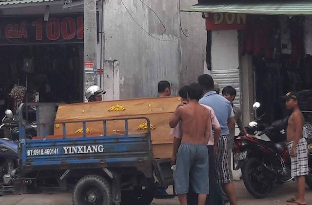 Nghi án cha ruột dìm chết con 7 tuổi, rồi treo cổ tự tử Căn nhà xảy ra vụ việc nằm trong con hẻm, người thân đang lo hậu sự
