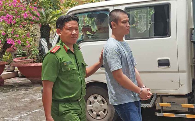 Hai nam sinh cướp tài sản, hiếp dâm người đi đường Bị cáo Nguyễn Lư Công Trứ bị dẫn giải về trại giam