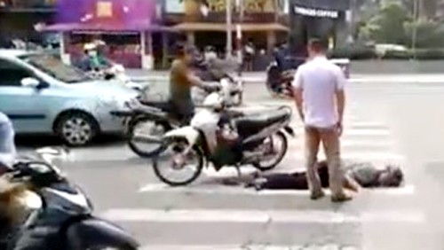 Hà Nội: Truy tìm đôi nam nữ tông chết người đàn ông giữa đường Ông cụ bị đôi nam nữ đi xe máy tông ngã sấp giữa đường