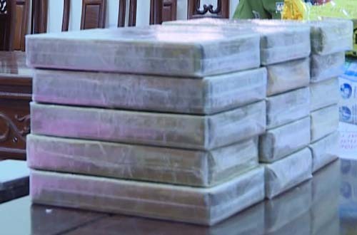 Nghi can chở 20 bánh heroin rút dao cố phá vòng vây của cảnh sát Tang vật 20 bánh heroin trong vụ án