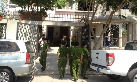 Trộm đột nhập biệt thự nhà đại gia lấy hơn 6 tỷ đồng Cơ quan công an khám nghiệm hiện trường một vụ trộm đột nhập