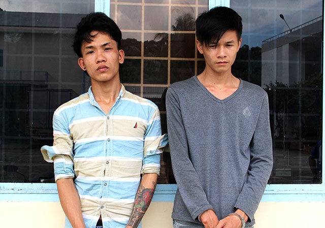 Xông vào nhà đòi nợ vợ, đâm gục chồng Xông vào nhà đòi nợ vợ, đâm gục chồng