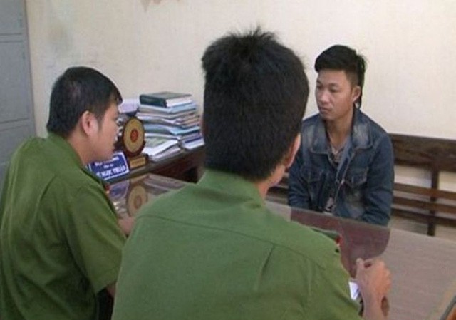 Ngẫu hứng phá khóa ô tô khách ven đường lái đi Ngẫu hứng phá khóa ô tô khách ven đường lái đi