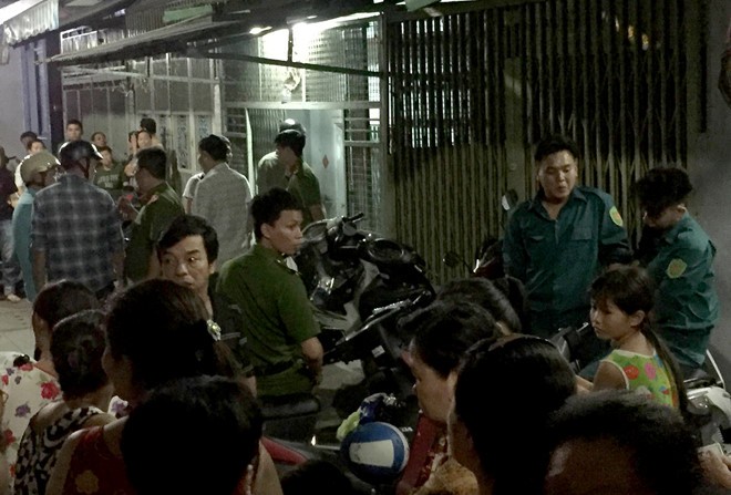 Tìm đến tận nhà đâm chết chồng của... người tình Công an đang khám nghiệm hiện trường