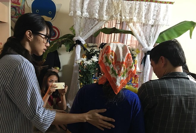Cuộc gặp gỡ xúc động của mẹ Hải An với hai người ghép giác mạc Chị Dương cố tỏ ra bình tĩnh để gặp hai người nhận giác mạc của con gái mình.