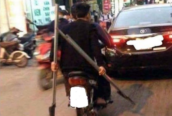 Nam sinh bị 40 người dùng hung khí vây đánh tử vong Các đối tượng cầm hung khí rời khỏi hiện trường