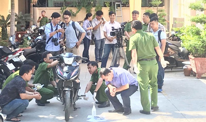 Nhiều vết máu của các hiệp sĩ còn nguyên trên quần áo 2 kẻ sát nhân Chiếc xe gây án