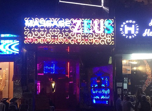 Nhân viên massage ở phố Tây Sài Gòn không mặc áo phục vụ khách VIP Cơ sở massage ở phố Tây