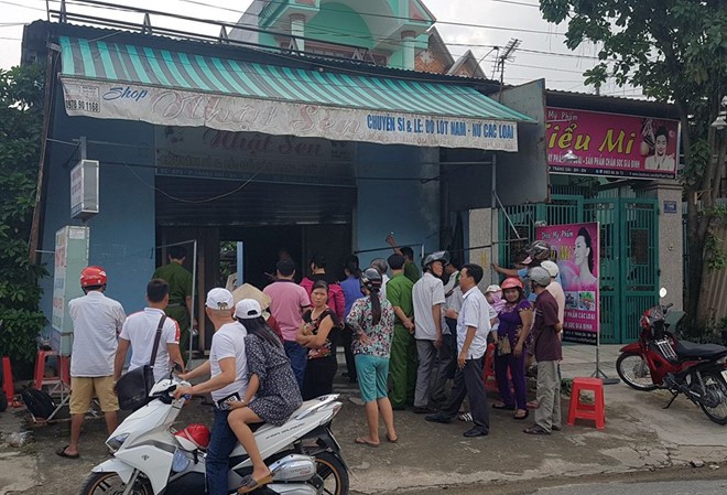 Cửa hàng thời trang bốc cháy dữ dội nghi bị đổ xăng, phóng hỏa Lực lượng công an tổ chức khám nghiệm hiện trường vụ cháy