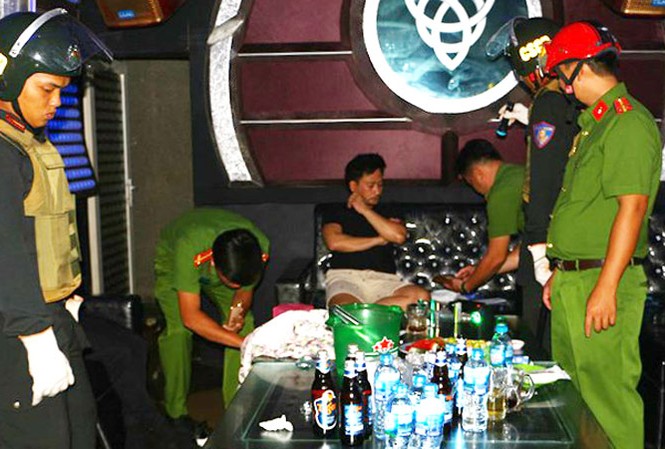 Phó thanh tra Sở bị đề nghị kiểm điểm vì con chơi ma túy Công an phát hiện hơn 70 người dương tính với ma tuy trong quán karaoke