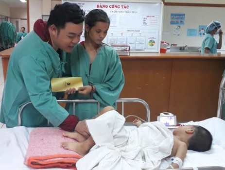 Bé 6 tuổi bị người tình của mẹ đánh thương tật 63% đã tỉnh Bé trai đã hồi tỉnh nhưng vẫn đang được theo dõi đặc biệt