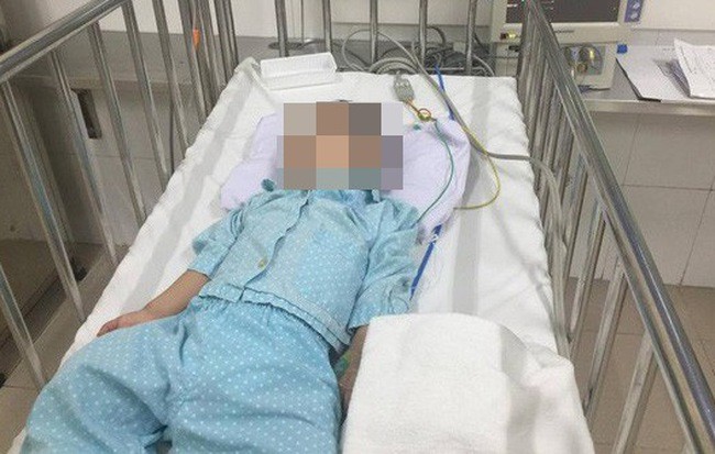 Bé 5 tuổi bị bạn trai của chị họ đánh chấn thương sọ não Cháu N.H.A. đang được cấp cứu tại bệnh viện