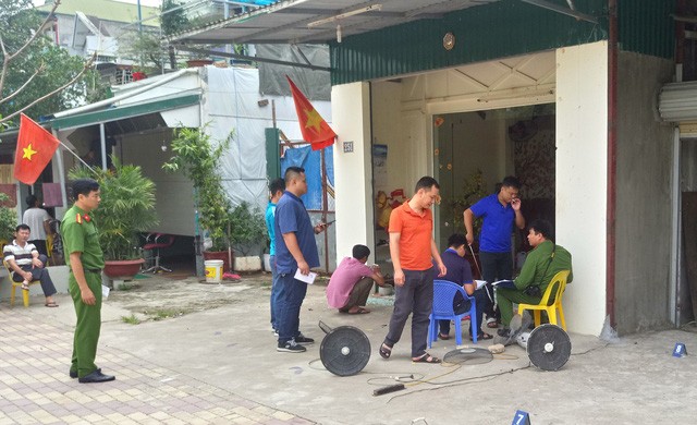 Hơn chục người chạy thoát thân sau loạt đạn bắn vào nhà dân Cơ quan chức năng có mặt tại hiện trường, điều tra vụ việc