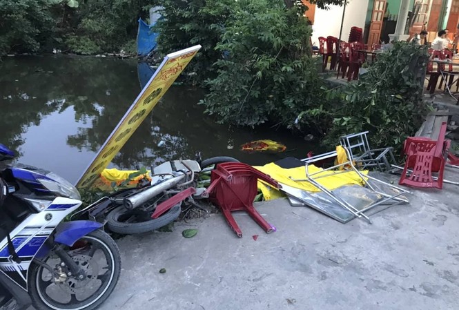 Ô tô 'điên' lao thẳng vào đám tang, 6 người trọng thương Bàn ghế trong đám tang bị húc văng xuống mương