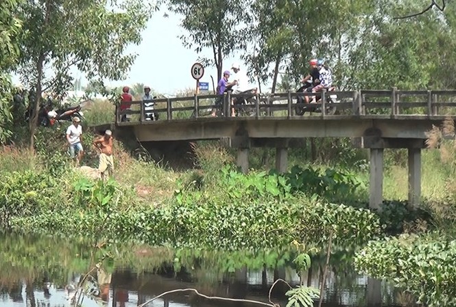 Thanh niên mặc đồ GrabBike tử vong với vết thương trên cổ Hiện trường vụ thanh niên tử vong