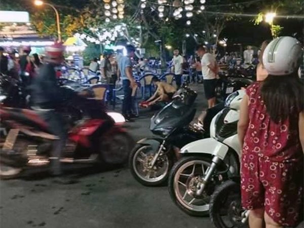 Nam thanh niên bị truy sát, chém lìa bàn tay trên phố Người dân băng bó vết thương, đưa nạn nhân đi cấp cứu