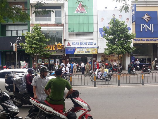 Nghi phạm cướp ngân hàng đốt xe máy trước khi ôm tiền tỷ bỏ trốn Thông tin mới nhất về nghi phạm cướp ngân hàng ở Bình Thạnh