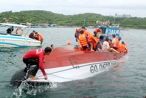 30 phút cứu nhóm du khách trên ca nô lật ở vịnh Nha Trang Ca nô chở đoàn khách Trung Quốc tham quan vịnh Nha Trang lật úp trên biển, chiều 26/12