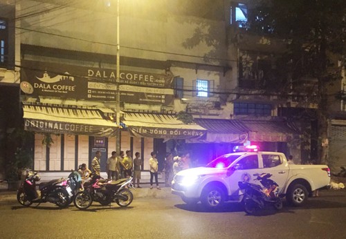10 người bị 30 đối tượng vây chém kinh hoàng trong quán cafe Cảnh sát khám nghiệm hiện trường vụ hỗn chiến