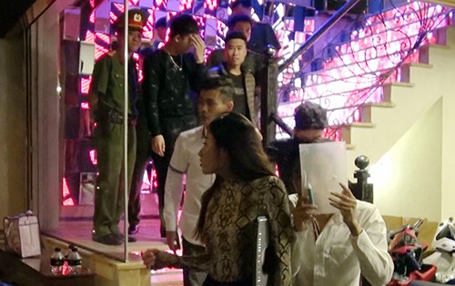 Gần trăm cảnh sát đột kích quán karaoke bắt 'dân chơi' phê ma túy Nhiều người bị đưa về trụ sở công an