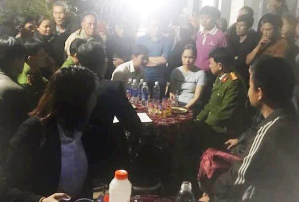 Nhân viên quán bar nghi bị người nước ngoài đánh tử vong Gia đình tổ chức hậu sự cho anh Ch. (Ảnh: M.X.H)